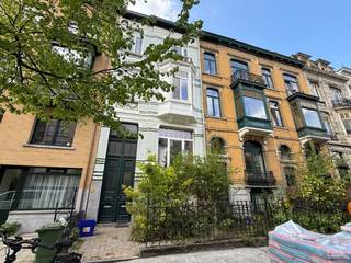 Op slechts enkele honderden meters van het Sint-Pietersstation bevindt zich dit aangename en praktisch ingedeelde appartement.Dankzij de centrale...