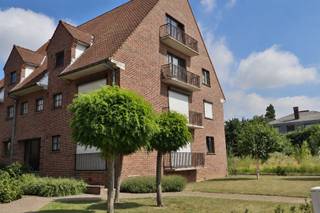 <p><span>RUIME GEMEUBELDE STUDIO MET ZALIG ZICHT</span></p><p><span> </span></p><p><span>Op het hoogste verdiep van dit villa appartement pakt deze studio ruim uit.<br />Veel licht en een open zicht zorgen er voor aangenaam woonplezier.</span></p><p><span> </span></p><p><span>De grote inkom heeft voldoende ruimte voor een vestiaire kast en steekt door naar een opmerkelijke woon/slaapruimte.<br />Mooie afmetingen geven voldoende mogelijkheden, eethoek, salon en slaaphoek met slaapzetel of bedkast.<br />Er is een aparte keuken met voldoende kastruimte en een badkamer met douche.</span></p><p><span> </span></p><p><span>Het balkon aan de leefruimte is een leuke buitenruimte, ideaal voor een gezellig ontbijt of een aperitiefje in de zon.<br />Deze eigendom is momenteel verhuurd en heeft zijn huurpotentieel bewezen in de afgelopen jaren.</span></p><p><span> </span></p><p><span>RUSTIGE LIGGING<br />GOED EPC<br />VEEL RUIMTE<br />OOK IDEAAL ALS VASTGOEDINVESTERING</span></p><p><span> </span></p>