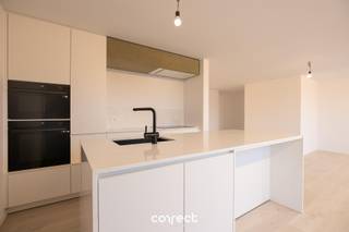 Uitzonderlijke penthouse op topligging. Deze luxueus gerenoveerde penthouse bevindt zich in een kleinschalige residentie (Isabella) op...