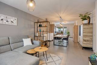<p><span><strong>Gerenoveerde woning met stadstuin nabij het centrum van Arendonk.<br /><br />Een bezoek aanvragen kan eenvoudig via onze website: www.immodrie.be. Zoek het pand terug onder 'Te Huur' en selecteer vervolgens op de pagina de optie 'Bezoek inplannen'.<span> </span><span>Omwille van de grote reeks aanvragen, worden verzoeken via Immoscoop of andere portaalsites niet verwerkt.</span><br /></strong></span></p>
<p>Bij het binnenkomen leidt de inkomhal u rechtstreeks naar het hart van de woning: een open leefruimte die naadloos overgaat in de eetkamer. Dankzij het open karakter geniet u hier van een ruimtelijk gevoel en een fijne lichtinval. De moderne keuken, eveneens gerenoveerd in 2016, is uitgerust met alle hedendaags comfort. Tijdens het koken blijft u steeds in contact met uw gasten of gezin. Aansluitend bevindt zich een praktische berging ideaal voor dagelijks gebruik.</p>
<p>De badkamer werd eveneens vernieuwd in 2016 en beschikt over een ruime inloopdouche en een stijlvol badkamermeubel met enkele wastafel.</p>
<p>Op de eerste verdieping bevinden zich twee mooie slaapkamers, waarvan één perfect kan dienen als bureau of dressing.</p>
<p>Achteraan de woning vindt u nog een ruime berging, ideaal als tuinberging of extra opslagruimte alsook de aansluiting voor wasmachine en plaats voor een droger.<br />Een bijkomende troef: het perceel is ook toegankelijk via de achterzijde dankzij een poortje — handig voor het binnenbrengen van fietsen of vuilniscontainers, zonder door de woning te hoeven gaan.</p>
<p>De woning beschikt over een gunstig EPC-label C (grenzend aan label B), wat het energieverbruik laag en het wooncomfort hoog houdt.</p>
<p>Kortom, een instapklare, energiezuinige woning met een gezellige stadstuin, perfect gelegen nabij het centrum.</p>