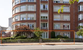 Doe een bod vanaf 799 000 euro.CAMBRE – Uitzonderlijk luxueus gelijkvloersappartement met tuin tegenover Ter Kamerenbos Uniek en prestigieus gelijkvloersappartement van 187 m² bruto met privatieve tuin van 60 m², ideaal zuidoost georiënteerd, gelegen tegenover het prachtige Ter Kamerenbos. Deze volledig gerenoveerde residentie werd afgewerkt met uitzonderlijke kwaliteitsmaterialen en biedt een perfecte combinatie van elegantie, comfort en veiligheid. De lichtrijke leefruimtes en kamers zijn voorzien van een prachtige eiken parket in eerste kwaliteit bâton rompu en talrijke ingemaakte kasten. Het appartement beschikt over 3 slaapkamers, 3 badkamers, een volledig uitgeruste keuken met Siemens apparaten, buanderie en twee afzonderlijke toegangen (hoofdingang en service-ingang). De beveiliging wordt verzekerd door beveiligde deuren, bewegingsdetectoren en camerabewaking. Een unieke afwerking met bijzondere, niet-standaard materialen dIe deze eigendom een exclusieve en tijdloze uitstraling geven. Een zeldzame eigendom op een absolute toplocatie, met mogelijkheid tot aankoop van een garagebox (€ 50.000).