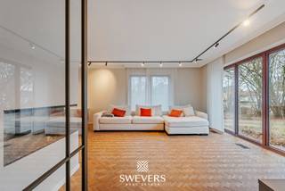 Voor meer info en foto’s, surf naar www.swevers.be – In een rustige straat in Zonhoven vinden we deze charmante open bebouwing die in...