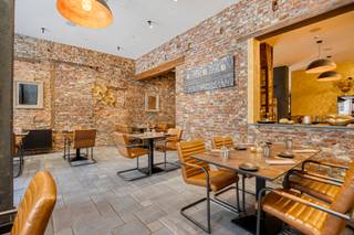 Prachtig authentiek pand met een gelijkvloerse commerciële ruimte (momenteel ingericht als restaurant) en twee ruime bovenliggende appartementen...