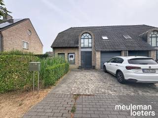 Deze charmante woning in Oostkamp biedt een perfecte combinatie van comfort en functionaliteit, ideaal voor gezinnen die op zoek zijn naar rust en ruimte. <br />De woning beschikt over een ruime tuin, waar u kunt genieten van zonnige dagen en gezellige momenten met familie en vrienden.<br /><br />Binnen vindt u drie comfortabele slaapkamers die voldoende plaats bieden.<br />De badkamer is modern ingericht met een ligbad en douche, waardoor het dagelijkse comfort gegarandeerd is.<br /><br />Daarnaast beschikt het pand over een garage, wat extra opslagruimte en parkeermogelijkheden biedt. <br />Deze praktische extra maakt het geheel compleet en draagt bij aan het woonplezier in deze mooi gelegen woning.