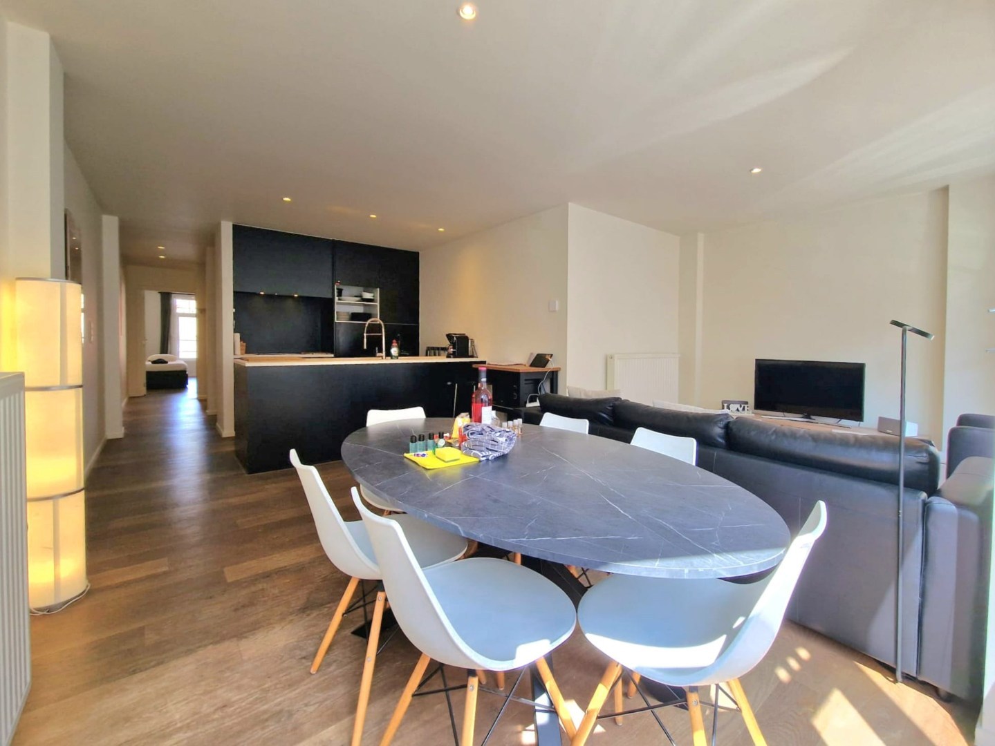 GERENOVEERD APPARTEMENT MET TWEE SLAAPKAMERS CENTRAAL GELEGEN IN DE ZEELAAN TE DE PANNE - foto 3