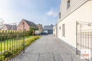 Deze <strong>ruime woning</strong> is gelegen op een gunstige ligging te Doornzele met vlotte verbinding naar de ruime regio. U heeft verschillende winkels, scholen en het openbaar vervoer in de nabijheid. Een perfecte combinatie van wonen! <br /><br />Vooraan vindt u een ruime oprit en <strong>dubbele garage</strong> met automatische poorten. U komt binnen via de inkomhal die toegang geeft tot de ruime leefruimte welke voorzien is van een zit- en eetgedeelte. De recent geïnstalleerde keuken is voorzien van een afwasmachine, gasvuur en oven. Via de woonkamer heeft u toegang tot de <strong>grote tuin</strong>. Dankzij de grote raampartijen geniet u de hele dag van zonlicht en zicht op de tuin. Op het gelijkvloers heeft u één slaapkamer met <strong>dressing</strong>, een multifunctionele kamer, een badkamer met dubbel lavabomeubel, douche, bad en een apart toilet. Op het eerste verdiep heeft u nog eens drie te renoveren slaapkamers.<br /><br />Troeven: 4 á 5 slaapkamers, dubbele garage, <strong>nieuw dak</strong> en grote tuin!<br /><br />Wenst u deze gezellige gezinswoning te bezoeken? Contacteer Yasmin via 0492 10 12 63 of yasmin@convas.be