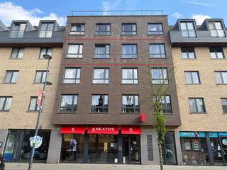 ✨ UITSTEKEND GELEGEN &amp; RECENT APPARTEMENT ✨<br /><br />Zoek je een knusse, moderne plek in het hart van de stad?<br />Dit appartement op de 3de verdieping biedt alles wat je nodig hebt:<br /><br />✅ Gezellige leefruimte &amp; slaapkamer op parket<br />✅ Volledig aan de voorzijde gelegen (veel licht!)<br />✅ Inclusief eigen parkeerplaats<br />✅ Ideaal als investering of voor starters<br /><br />Praktisch: Momenteel verhuurd (698 euro/m), vrij 6 maanden na akte voor wie er zelf wil gaan wonen.<br /><br />Appartement mag wel eens herschilderd worden, prijsofferte beschikbaar ... 7.155 euro excl. BTW (6%)<br /><br /><u>Wettelijke info : </u><br />EPC : 91 kWh/m². - A-label, geldig tot 11 januari 2035<br />Stedenbouw : Geen beschermd monument, niet op inventaris, Vergunning uitgereikt, Woongebied, Geen dagvaarding uitgebracht, Geen voorkooprecht ruimtelijke ordening aanwezig, Geen Verkavelingsvergunning, geen overstromingsgebied, niet gelegen in afgebakend oevergebied.<br />Watertoets : P en G-score : 2 x A<br />Maatregelenregister : geen nadelige maatregelen gekend<br />Asbest : niet van toepassing, gebouw van na 2001.