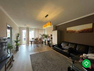 Dit instapklaar appartement (1ste verdiep) is gelegen in het centrum van Roeselare en bestaat uit: lift - inkomhall - living met aanpalend een...