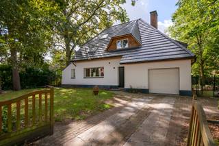 In de gegeerde Poeldreef in de wijk Hoogboom te Kapellen vind u deze vrijstaande villa op een perceel van 1.147 m². Het huis ademt licht en rust uit, de schuiframen verbinden de leefruimte naadloos met het terras en de groene tuin, waardoor binnen en buiten één geheel vormen. De woning werd in 2022 met smaak gerenoveerd. De strakke zwarte keuken met eiland en veel bergruimte is het kloppend hart van de woning. De badkamer kreeg dezelfde hedendaagse upgrade met een comfortabele inloopdouche en een dubbel wastafelmeubel.Op de verdieping tellen we 3 volwaardige slaapkamers en 1 slaapkamer die verder afgewerkt moet worden, ideaal voor een gezin, thuiswerk of gasten.Extra opslag is voorzien via de bergzolder (toegankelijk via een luik). De inpandige garage is vandaag ingericht als fitness, maar kan even goed dienst doen als atelier, hobbyruimte of opnieuw als garage. Buiten geniet je van een ruime, kindvriendelijke zuidwest gerichte tuin.Praktisch en zuinig wonen staat hier centraal: EPC B.De ligging is heerlijk rustig en groen, tegelijk centraal met scholen en openbaar vervoer binnen wandelafstand. Het centrum van Kapellen en Brasschaat is vlot bereikbaar met het openbaar vervoer. Weergegeven oppervlakte is overgenomen van het EPC - attest en louter indicatief.Wil jij het pand bezichtigen, contacteer dan onderstaande gegevens.☎️ 0468/56.94.08✉️ nils@lefevervastgoed.be💬 Stuur een berichtje