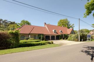 Uniek gelegen villa in rustige en groene omgeving in één van de mooiste wijken te Mol (Volmolen). De woning is gelegen aan het uiteinde van de...