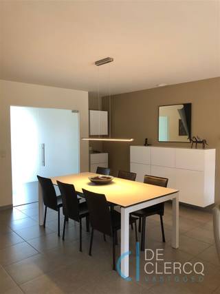 <p>Deze tijdloze woning is gelegen in de Lieskensakker, een doodlopende, rustige woonwijk nabij het centrum van Lochristi! Deze mooie gesloten woning biedt alles wat u zoekt voor een aangename, comfortabele levensstijl op een autoluwe locatie. Het centrum met al zijn faciliteiten ligt op een boogscheut van de woning. Het pand wordt betreden langs de inkomhal met plaats voor vestiaire en een gastentoilet. Verder vindt u de ruime leefruimte met open keuken fungerend als het hart van de woning. Dankzij de grote raampartijen is er zeel veel daglicht en vanuit elke hoek zicht op het gezellig tuintje. De open keuken is uitgerust met alle nodige toestellen. Naast de keuken bevindt zich een grote inpandige garage met extra ruimte voor berging en wasplaats. Op de eerste verdieping zijn er 3 volwaardige slaapkamers aanwezig alsook een tijdloze badkamer met ligbad, inloopdouche, dubbele lavabo, een tweede toilet en een extra berging. Het huis wordt verwarmd op gas met radiatoren, er zijn 13 zonnepanelen aanwezig wat resulteert in een zeer gunstige EPC score A. De zuidgerichte tuin en terras met zonneluifel en functionele tuinberging is knap aangelegd en biedt de nodige privacy dankzij de volgroeide hagen en beplanting. Kortom het pand is uiterst efficiënt ingedeeld en voorzien van alle comfort en biedt de ideale woonplaats voor wie op zoek is naar een moderne woning op een toplocatie in Lochristi. Afspraken kunnen worden vastgelegd via mail naar leen@vastgoed-dc.be.</p>
