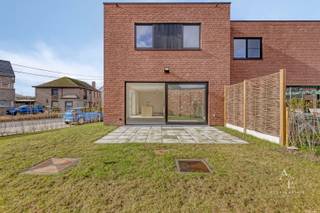 Deze prachtige nieuwbouwwoning met tuin, aparte berging en carport te koop aan 6% BTW wordt u te koop aangeboden door Access Estate. Maak jouw afspraak via sms of WhatsApp door te sturen naar via 0475 92 30 35. Welkom in het stijlvolle nieuwbouwproject “COOPPALLAAN WETTEREN” in Wetteren! Op een boogscheut van het centrum van Wetteren bevindt zich dit kleinschalige en kwalitatieve woonproject op een uiterst strategische locatie vlakbij de oevers van de Schelde. Troeven:<br />- Privatieve tuin met terras en afsluiting, - Vloerverwarming op zowel het gelijkvloers als op de eerste verdieping,<br />- Badkamer EN aparte douchekamer!- Warmtepomp met passieve koeling voor aangename zomers,<br />- Zonnepanelen voor een lagere energiefactuur, - Ventilatiesysteem D voor een gezond binnenklimaat,<br />- Mogelijkheid tot elektrisch laden. Weetjes: - bij de aankoop van de woning, is de berging (6 000€ excl. kosten), en carport (22 000€ excl. kosten) verplicht mee aan te kopen. - aansluitingskosten nutsvoorzieningen niet inbegrepen (ongeveer 7 000€ incl. BTW), - aandeel splitsingsakte, opmetingskosten niet inbegrepen (ongeveer 2 000€ incl. BTW). Dankzij het verlaagde BTW tarief van 6% bespaart u aanzienlijk op uw aankoop, mits u voldoet aan de wettelijke voorwaarden. Profiteer nu van 6% BTW — ook als investeerder!<br />Goed nieuws voor investeerders: ook bij vastgoed dat minstens 15 jaar wordt verhuurd, kan u genieten van dit gunstige 6%-tarief. Interesse? Neem vandaag nog contact op en ontdek deze laatste opportuniteit!