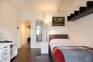 Deze volledig gerenoveerde studio op de gelijkvloerse verdieping van Prosper Poulletlaan 4 is de ideale keuze voor studenten, starters of investeerders. Vijf jaar geleden werd het interieur volledig vernieuwd: keuken, badkamer, nieuwe vloeren, ramen met dubbele beglazing en een nieuwe condensatieketel. Alles is piekfijn in orde en instapklaar.<br /><br />De ligging is een grote troef. Binnen de stadsring van Leuven, op wandelafstand van alle grote campussen (KU Leuven, UCLL, Gasthuisberg), openbaar vervoer, winkels en het bruisende stadscentrum. Een rustige buurt met alles binnen handbereik, perfect voor wie centraal wil wonen of investeren.<br /><br />Dankzij de sterke vraag naar kwalitatieve studentenhuisvesting en compacte woonunits in Leuven is dit ook een bijzonder interessante investeringsopportuniteit. De studio is vlot verhuurbaar en vraagt weinig onderhoud, wat zorgt voor een stabiel rendement.<br /><br />De studio geniet van zeer lage gemeenschappelijke kosten (ca. € 40/maand), wat het extra interessant maakt voor zowel bewoners als investeerders.<br /><br />Een compacte, slimme en zorgeloze woonoplossing op een toplocatie, klaar om te betrekken of te verhuren.