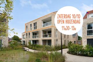 Dit prachtig, recent appartement is fantastisch gelegen, midden in het centrum van Stabroek. Winkels, scholen en het openbaar vervoer bevinden zich allemaal op wandelafstand. Het appartement is gelegen op de 2e verdieping en is vlot bereikbaar met de lift. Het beschikt bovendien over 5 zonnepanelen en kan profiteren van een bijzonder gunstig energielabel A. U komt binnen via de inkomhal, vanwaar u toegang heeft tot de verschillende ruimtes. In de woonkamer met open keuken valt heel wat daglicht binnen langs de grote ramen. Via het schuifraam heeft u rechtstreekst toegang tot het gezellige, overdekte terras. Een heerlijke plek om in alle rust van de buitenlucht te genieten! Verder beschikt het appartement over een praktische berging, een apart toilet, een badkamer met inloopdouche, wastafel met meubel, handdoekradiator en spiegelkast, en 2 volwaardige slaapkamers. Via het zolderluik in de hal heeft u toegang tot de praktische, ruime bergzolder op de 3e verdieping.Bij het appartement horen tenslotte nog een privatieve autostaanplaats nummer 78 en een privatieve berging, beide gelegen in de kelderverdieping. Zowel de autostaanplaats als de kelderberging zijn inbegrepen in de vraagprijs. Gem.kosten: €135/maand.