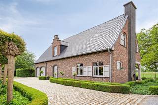 Ontdek deze prachtige landelijke woning in Waasmunster, in tweede lijn gelegen op een royaal perceel van 1215m² + 10.201m² weide.Deze unieke...