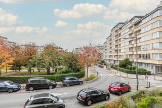 1040 Etterbeek (Place du Roi Vainqueur 13) - Ideaal gelegen aan de Place du Roi Vainqueur met een prachtig vrij uitzicht, biedt Trevi u een mooi appartement met 3 slaapkamers van ± 112 m². Het appartement bestaat uit een inkomhal/garderobe, een ingerichte keuken met toegang tot het balkon, een ruime, lichte woonkamer van ± 30 m² op het westen, een nachthal, 3 slaapkamers, een badkamer en een toilet. In de kelder: fietsenstalling, vuilnisruimte en 1 eigen kelderruimte. PVC-ramen met dubbele beglazing. EPB: F (306 kWh/m²/jaar en 61 kg CO₂/m²/jaar). Het appartement is momenteel verhuurd sinds 01/02/2022 tegen een basishuurprijs van 1050 € / maand + 180 € / maand aan bijkomende kosten (eigen verwarming, warm en koud water, en verbruik van de gemeenschappelijke ruimtes). Eigen bewoning mogelijk met een opzegtermijn van 6 maanden. Meer informatie en bezichtigingen aanvragen bij Louis op 0477 57 98 87 of per e-mail LMEERT@TREVI.BE