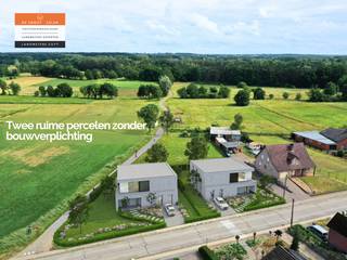 Twee uitzonderlijke bouwgronden te koop tussen natuur en comfort, ZONDER bouwverplichting
Aan de kruising van de Testeltsesteenweg en de Hondsdorestraat in Aarschot bevinden zich twee schitterende bouwgronden die een unieke kans vormen voor wie op zoek is naar een thuis met en een sterke verbinding met de natuur.
Gelegen aan de rand van een uitgestrekt natuurgebied zijn deze percelen een droomlocatie voor natuurliefhebbers, wandelaars, mountainbikers én hondenbezitters. De directe toegang tot wandel- en fietspaden maakt dit een ideale uitvalsbasis voor actieve levensgenieters.
De bouwzones zijn uitzonderlijk breed (14m) – wat heel wat architecturale vrijheid biedt. Of je nu kiest voor een moderne open bebouwing of een landelijke woning met karakter, de mogelijkheden zijn ruim en aantrekkelijk.
Lot 1 is 804m² en kost €199.000
Lot 2 is 661m² en kost €189.000
Dankzij de zuidoostelijke oriëntatie geniet je de hele ochtend én middag van een mooie natuurlijke lichtinval, wat een aangenaam leefklimaat creëert en tegelijk energiebesparend werkt.
Rust, bereikbaarheid en natuur komen hier samen. Dicht bij verbindingswegen én met alle basisvoorzieningen in de buurt, is dit een locatie waar wonen synoniem wordt voor thuiskomen.
Interesse? Mis deze kans niet en ontdek de mogelijkheden ter plaatse. Bel 014/95.37.50 of e-mail naar immo@degroot-celen.be