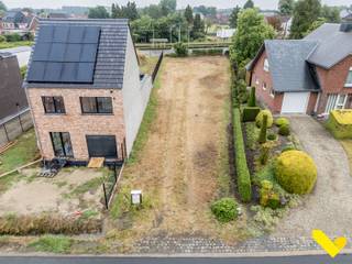 Prachtige bouwgrond voor half open bebouwing op een perceel van 8a49ca.Deze bouwgrond heeft een straatbreedte van 10 meter met een bouwbreedte van 7...