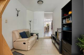 Ontdek deze praktisch ingedeelde woning, gelegen aan de Nieuwstraat 53 in Asse. Dankzij de centrale ligging, de twee slaapkamers, de aangename buitenruimtes en de mogelijkheid om een derde slaapkamer te creëren, vormt deze woning een interessante opportuniteit voor starters, koppels, kleine gezinnen of investeerders.<br /><br />Bij het betreden van de woning komt u terecht in de inkomhal, die toegang biedt tot de verschillende ruimtes op het gelijkvloers. De leefruimte biedt plaats aan zowel een gezellige zithoek als een eethoek en vormt het centrale woongedeelte van de woning.<br /><br />Aansluitend bevindt zich de keuken. Achteraan beschikt de woning over een koer, die zorgt voor een praktische buitenruimte en verschillende gebruiksmogelijkheden biedt.<br /><br />Op de eerste verdieping bevinden zich een comfortabele slaapkamer en de badkamer. Op deze verdieping heeft u eveneens toegang tot het terras. Dit terras vormt een waardevolle aanvulling op de woning en biedt een aangename plek om buiten te zitten en van rustige momenten te genieten.<br /><br />De tweede verdieping omvat een tweede slaapkamer en een afzonderlijke berging. Deze extra ruimte kan, afhankelijk van de gewenste inrichting en de nodige aanpassingen, worden ingericht als derde slaapkamer. Ze kan eveneens dienstdoen als bureau, dressing, hobbyruimte of bijkomende opslagruimte. Hierdoor kan de woning flexibel worden aangepast aan de behoeften van haar toekomstige bewoners.<br /><br />Een belangrijke troef is de centrale ligging in Asse. Winkels, scholen, openbaar vervoer en verschillende dagelijkse voorzieningen bevinden zich in de nabije omgeving. Hierdoor kunt u tal van verplaatsingen gemakkelijk uitvoeren zonder steeds afhankelijk te zijn van de wagen.<br /><br />De nabijheid van het openbaar vervoer maakt de woning bijzonder geschikt voor pendelaars en bewoners die zich vlot richting Brussel of de omliggende gemeenten willen verplaatsen. Ook gezinnen genieten van de aanwezigheid van scholen en andere voorzieningen in de omgeving.<br /><br />Voor dagelijkse boodschappen, diensten en ontspanning kunt u terecht in het centrum van Asse. De centrale ligging zorgt ervoor dat handelszaken en andere praktische voorzieningen vlot bereikbaar zijn. Tegelijk biedt de woning een goede verbinding met de belangrijkste invalswegen richting Brussel en de omliggende gemeenten.<br /><br />Daarnaast bestaat de mogelijkheid om een garage afzonderlijk mee aan te kopen. Dit biedt extra comfort voor het veilig parkeren van een wagen en kan eveneens interessant zijn als bijkomende bergruimte.<br /><br />Bent u op zoek naar een centraal gelegen woning met twee slaapkamers, buitenruimte en uitbreidingsmogelijkheden? Neem dan contact met ons op voor meer informatie of om een bezoek in te plannen via dilbeek@weinvest.be of 0497 248 251.