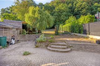 Deze ruime halfopen bebouwing is gelegen in Holsbeek op een perceel van 7a 83ca met een zuidoost georiënteerde tuin. <br /><br />Dit renovatie project biedt veel mogelijkheden door het grote volume en aangename tuin.<br />Bij het betreden van de woning komt u binnen in de inkomhal.<br />Vanuit de inkomhal bereikt u de ruime leefruimte en de aansluitende keuken. Op gelijkvloers bevind zich ook een doucheruimte. Als ook de zeer ruime garage. <br /> <br />Op de eerste verdieping vinden we de overloop met 4 ruime slaapkamers en een badkamer met dubbel lavabo en bad .<br /><br />De woning beschikt over een volledige zolderverdieping, te bereiken met een vaste trap, waar zich de 5e slaapkamer bevindt. Verder heeft de woning een ruime kelder .<br /><br />De verwarming is op aardgas. De elektriciteit is niet conform. EPC E, renovatieverplichting. Niet-asbestveilig.<br /><br />Wenst u meer informatie of een bezoek? Contacteer ons gerust!