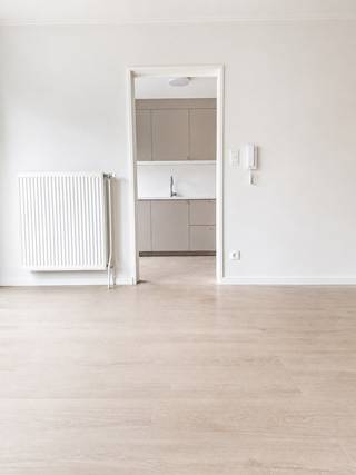 Dit verzorgd en instapklaar appartement combineert een frisse, moderne uitstraling met een praktische indeling en aangename lichtinval.De leefruimte...