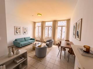 <p>Charmant 1-slaapkamerappartement op toplocatie – Nationalestraat/Franckenstraat, Antwerpen</p><p>Op de hoek van de Nationalestraat en Franckenstraat bevindt zich dit aangename appartement op de 1ste verdieping, ideaal voor wie centraal wil wonen in Antwerpen.</p><p>De leefruimte aan de voorzijde geniet van veel licht en biedt plaats voor zithoek en eethoek.</p><p>De keuken achteraan is uitgerust met een nieuwe ijskast, elektrisch kookvuur en hete luchtoven.</p><p>Slaapkamer achteraan zorgt voor optimale rust en privacy.</p><p>Naast de slaapkamer bevindt zich de badkamer met bad, lavabo en toilet. Er is ook een praktische berging aanwezig.</p><p>Topligging nabij het historische centrum, het Zuid en de Kammenstraat. In de buurt vind je tal van winkels, restaurants, cafés en openbaar vervoer. Het Museum van Schone Kunsten en het M HKA liggen op wandelafstand.</p>