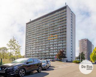 <br />GENT - Dit instapklaar appartement werd in 2022 volledig gerenoveerd en is gelegen op een uitstekende locatie. Deze woonentiteit is gelegen op de achtste verdieping (lift aanwezig). Alle voorzieningen zoals winkels, scholen en openbaar vervoer vindt u op wandel- en fietsafstand. Daarnaast geniet deze woning een goede bereikbaarheid door de nabijheid van diverse invalswegen en de autostrade. Het historisch stadscentrum van Gent is amper 1,5 km ver.<br /><br />Naar indeling toe beschikt dit appartement over een inkomhal, een aangename, lichtrijke leefruimte, een geïnstalleerde keuken en een gezellig terras over de volledige breedte van het appartement vanwaar u zicht heeft op de drie torens van Gent. Via de nachthal heeft u toegang tot een badkamer met douche, 2 slaapkamers en een apart toilet.<br /><br />Inclusief in de prijs is er ondergronds een kelderberging.<br /><br />Troeven: parketvloer, PVC ramen, EPC label B, elektriciteit conform, nieuwe badkamer, nieuwe keuken,...<br /><br />Zoekt u een perfect instapklaar appartement met twee kamers en terras op een vlot bereikbare locatie vlakbij het centrum van Gent? Info of bezoek 053/60.65.60.