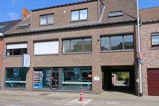 <strong>Netjes opgefrist appartement met 2 slaapkamers</strong> en voorzien van een aparte <strong>garagebox</strong>, centraal gelegen op wandelafstand van winkels, scholen en openbaar vervoer. Ook het stadscentrum en supermarkten liggen binnen korte afstand.<br /><br />Gelegen op de eerste verdieping van een kleine residentie waar de slaapkamers op de achterkant liggen en uitgeven op rust en groen.<br /><br /><strong>INDELING</strong><br /><br />- inkomhal met aparte berging/vestiaire<br />- ruime woonkamer met grote raampartijen die zorgen voor veel lichtinval<br />- open keuken<br />- nachthal met apart toilet<br />- 2 slaapkamers, waarvan eentje met toegang tot het balkon<br />- badkamer met douche in bad, lavabo, kasten en aansluiting voor wasmachine en droogkast <br />- kelderberging op de ondergrondse verdieping<br /><br />Dit appartement is ook ideaal als investering!<br /><br /><strong>Zeker een bezoek waard, neem hiervoor contact op met ons kantoor 012 744 844 of mail naar info@goed-gevonden.be</strong>