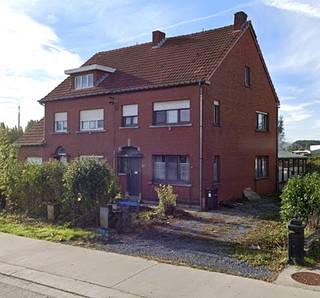 Ben je op zoek naar een woning waar je écht je eigen stempel op kan drukken? Dan is dit renovatieproject iets voor jou!Deze woning is te renoveren,...