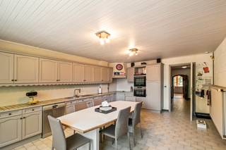 Leuke charmante woning met oprit, garage, 5 slk en stadstuin. INDELING: garage, gezellige leefruimte, keuken met extra ontbijthoek, apart...