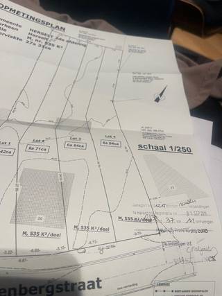 Zeer centraal gelegen met vlotte verbindingen naar omliggende gemeenten. Alle faciliteiten (winkels, scholen, bushaltes, ...) alsook het...