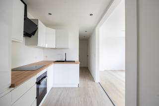 Ontdek dit charmante en kwalitatief gerenoveerde appartement in Boom, ideaal gelegen tegenover een prachtig park. Dankzij deze unieke ligging geniet u dagelijks van een groen en open uitzicht, terwijl u toch alle voorzieningen binnen handbereik heeft. Het park aan de overzijde vormt een echte meerwaarde voor wie houdt van rust, wandelen, sporten of gewoon genieten van een aangename woonomgeving.<br /><br />Het appartement beschikt over twee slaapkamers en behaalt een gunstige EPC-score B dankzij de aanwezigheid van zonnepanelen en airconditioning, wat garant staat voor een energiezuinig en comfortabel wooncomfort.<br /><br />De leefruimte wordt overspoeld met natuurlijk licht dankzij de grote raampartijen die een prachtig zicht bieden op het omliggende groen. De moderne afwerking met een lichte vloer zorgt voor een ruimtelijk en uitnodigend gevoel. De stijlvolle keuken is uitgerust met witte kasten, een houten werkblad, een inductiekookplaat en een oven, waardoor ze perfect aansluit bij het hedendaagse wooncomfort.<br /><br />Dankzij de twee gevels geniet het appartement niet alleen van een uitstekende lichtinval, maar ook van een aangename natuurlijke ventilatie. De neutrale en tijdloze afwerking vormt bovendien de ideale basis om het interieur volledig naar eigen smaak in te richten.<br /><br />Een uitstekende opportuniteit voor wie op zoek is naar een instapklaar appartement met een sterke energieprestatie, veel lichtinval en een uitzonderlijk groene ligging tegenover het park.