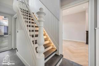 maison de ville unique à vendre à Sint-Niklaas ✨Sur un excellent emplacement près du centre se trouve cette belle maison de maître entièrement rénovée. La maison compte pas moins de 7 chambres, 2 salles de bain et un spacieux garage pour 2 voitures. Grâce aux hauts plafonds et aux grandes pièces lumineuses, vous profiterez ici d'une agréable sensation d'espace et de confort.Avec une cuisine spacieuse pour les amateurs de cuisine et des travaux de toiture déjà réalisés, il s'agit d'une opportunité unique et prête à être emménagée en centre ville, idéale pour ceux qui recherchent de l'espace et des possibilités.📩 Intéressé ? Contactez-nous pour plus d'informations ou pour une visite !