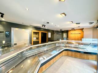 Dit instapklare handelspand werd voorheen uitgebaat als slagerij, gekend in de regio en op een perfect commerciële ligging. Bij de handelsruimte...