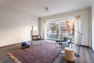 Wonen in de populaire Tentoonstellingswijk betekent rust, groen én een vlotte verbinding met het centrum van Antwerpen. Het appartement ligt op wandelafstand van park De Mastvest, winkels, scholen en openbaar vervoer. En alles wat je nodig hebt binnen handbereik. Dit ruime appartement van ca. 94 m² bevindt zich op de eerste verdieping van een verzorgd gebouw met lift. De lichte leefruimte biedt plaats voor een gezellige zithoek en eetkamer, terwijl de aparte keuken praktisch is ingericht en volledig uitgerust met moderne toestellen. Verder zijn er twee volwaardige slaapkamers, waarvan één met toegang tot het zuidgerichte terrasje, een badkamer met ligbad en een apart toilet. Een private kelderberging en de mogelijkheid tot aankoop van een autostaanplaats maken het geheel compleet. Kortom: een comfortabel en ruim appartement op een rustige, gegeerde locatie vlak bij het stadsleven. EPC: 131 kWh/m2, P-score: A, G-score: A, Stedenbouwkundige gegevens in aanvraag