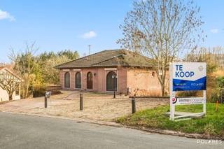 Deze ruime villa, gebouwd in 2000, is gelegen op een ruim perceel in een residentiële buurt in Herent, op een steenworp van Leuven. Met een...