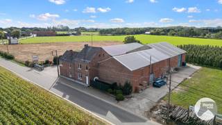 EERSTE BEZOEKDAG DONDERDAG 22/10 VAN 14U TOT 16U (enkel op afspraak!!)<br /><br />DIEPENBEEK - Ruime woning met loods, winkelruimte en ruim 2 hectare grond <br /><br />Deze ruime eigendom is gelegen in Diepenbeek, in een rustige straat met een goede bereikbaarheid en op korte afstand van het centrum, waar u terechtkan voor diverse winkels en voorzieningen. De eigendom biedt een bijzondere combinatie van wonen en werken, en is bijzonder geschikt voor wie op zoek is naar een woning met opslagmogelijkheden.<br /><br />Het woonhuis is opgebouwd uit een kelder, gelijkvloers, eerste verdieping en zolder. Op het gelijkvloers bevinden zich een veranda, keuken, leefruimte, eetplaats en badkamer. Op de eerste verdieping zijn er drie slaapkamers, een extra leefruimte en een tweede keuken. Dankzij deze indeling kan de woning eveneens perfect mogelijkheden bieden voor kangoeroewonen, een inwonende ouder of een afzonderlijke leefruimte voor een familielid.<br /><br />Aansluitend aan de woning bevindt zich een ruime loods waarin momenteel een fruit- en groentewinkel is ingericht. De winkelruimte maakt deel uit van de loods die daarnaast ook beschikt over aanzienlijke opslagmogelijkheden en diverse koelcellen. Hierdoor is de eigendom ook bijzonder interessant voor een zelfstandige of ondernemer die wonen en werken wil combineren. Uiteraard kan de loods, afhankelijk van de behoeften van de nieuwe eigenaar, ook voor andere doeleinden worden benut.<br /><br />Een van de grootste troeven van deze eigendom is de totale grondoppervlakte van maar liefst 2ha11a92ca. Naast het perceel waarop de woning en de bedrijfsgebouwen gelegen zijn, omvat de eigendom een achterliggend perceel met fruitbomen, een naastliggend grasland en aan de overzijde van de straat nog een afzonderlijk perceel van ongeveer 1ha30. Deze ruime oppervlakte biedt tal van mogelijkheden en is bijzonder geschikt voor het houden van paarden of andere dieren.<br /><br />Een veelzijdige eigendom met een uitzonderlijke combinatie van woonruimte, bedrijfs- en opslagmogelijkheden en ruim 2 hectare grond, gelegen op een rustige locatie in Diepenbeek en toch vlot bereikbaar. Ideaal voor wie wonen en werken wil combineren, ruimte zoekt voor dieren of op zoek is naar een eigendom met meerdere gebruiksmogelijkheden.<br /><br />Wenst u graag een bezoek of meer info? Contacteer ons op 053/60 65 66!