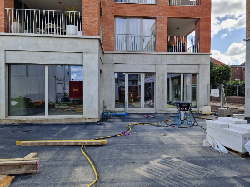 Centraal gelegen nieuwbouw handelsgelijkvloers (160m²) met gezellig terras (130m²) op een TOPlocatie! - foto 5
