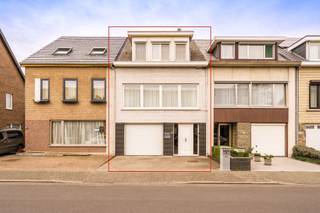 <p><span>Deze verzorgde bel-etagewoning combineert ruimte, comfort en een praktische indeling op een uitstekende locatie.</span></p><p><span>Op het gelijkvloers bevindt zich een ruime inkomhal met vestiaire en toegang tot de inpandige garage. Momenteel zijn hier ook een berging van 6,84 m² en een wasruimte van 15,83 m² ingericht. Deze ruimtes kunnen worden omgevormd tot een extra slaapkamer met dressing, zoals weergegeven op het plan tussen de foto's. Vanuit deze verdieping heeft u rechtstreeks toegang tot de fraai aangelegde tuin met een gezellig overdekt terras, waar u in alle rust kunt ontspannen. Via de buitentrap bereikt u het zonnige terras op de eerste verdieping.</span></p><p><span>De eerste verdieping vormt het hart van de woning en beschikt over een ruime, lichtrijke leefruimte met voldoende plaats voor een gezellige zithoek en eetkamer. Aansluitend bevindt zich de volledig ingerichte keuken met eethoek. Het zonnige terras is zowel via de keuken als via de leefruimte toegankelijk, ideaal voor wie graag binnen- en buitenleven combineert.</span></p><p><span>Op de tweede verdieping bevinden zich twee volwaardige slaapkamers, een extra ruimte die kan dienen als bureau of dressing, en een badkamer uitgerust met een ligbad/douche, lavabo en toilet.</span></p><p><span>Ook de ruime oprit vormt een praktische troef. Dankzij de gunstige ligging geniet u van een rustige woonomgeving, met een vlotte verbinding naar het centrum, winkels, scholen en belangrijke invalswegen.</span></p>