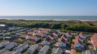 Deze erfpacht vakantiewoning is rustig gelegen aan de duinengordel van Oostende en op 2 minuten van de Zeedijk. Deze woning is voorzien van...