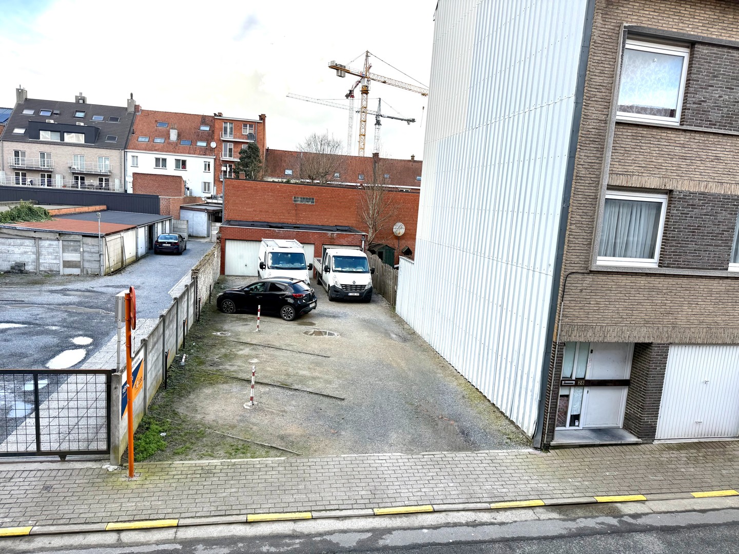 Bouwgrond met garages en parkeerplaatsen in centrum Deinze - foto 1
