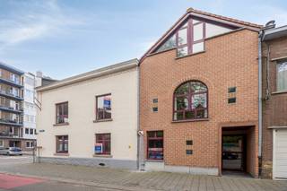 Op een toplocatie, aan de rand van het commercieel centrum van Tongeren, bieden wij dit veelzijdig en volledig verhuurbaar gebouw met drie aparte appartementen te koop aan. Een uitstekende opportuniteit voor investeerders die op zoek zijn naar een stabiel rendement in een stad met constante vraag naar kwalitatieve huurpanden.<br /><br />Het gebouw is momenteel eigendom van een vennootschap en kan aangekocht worden via overname van de aandelen, wat interessante fiscale en administratieve voordelen kan bieden voor de koper.<br /><br />Troeven:<br />` drie ruime, functionele appartementen<br />` gelegen op wandelafstand van winkels, horeca, openbaar vervoer en het centrum<br />` vlotte bereikbaarheid en goede visibiliteit<br />` interessant rendementspotentieel<br />` aankoop mogelijk via aandelenovername<br /><br /><br />Interesse in meer informatie of een bezoek ter plaatse?<br />Contacteer ons gerust, wij helpen u graag verder!