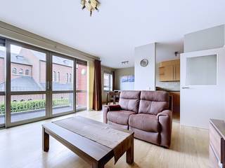 L'appartement au premier étage dispose d'un hall d'entrée spacieux, d'une salle de bains, de 2 chambres, d'un salon avec cuisine, de rangements, d'une terrasse, d'un sous-sol et d'une place de parking.<br /><br />Premier étage : <br />- hall d'entrée<br />- grand espace de vie (environ 28 m²) avec beaucoup de lumière et accès à la terrasse<br />- cuisine équipée d'un réfrigérateur avec congélateur, d'un lave-vaisselle, d'un four combiné, d'une cuisinière à induction et de nombreux rangements<br />- deux chambres (env. 8 et 13 m²)<br />- salle de bain entièrement équipée avec douche, lavabo et mobilier<br />- débarras avec raccordement pour lave-linge et sèche-linge (environ 9 m²)<br />- terrasse<br /><br />Détails : <br />- place de parking, sous-sol et ascenseur disponibles<br />- frais communs : 150€ par mois <br />- EPC : 119 kWh/m² <br />- disponible immédiatement !<br /><br />Acheter ou louer (ou louer) dans la région de Kalmthout/Essen ?<br />Si vous avez des questions, vous pouvez toujours nous contacter !<br />Dewaele Real Estate avec conseils.