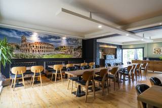 Le bâtiment commercial est actuellement aménagé en pizzeria et comprend :- une chambre confortable avec bar- sanitaires séparés pour les clients- un cellier- une cuisine entièrement équipée avec un four à pizza professionnelAu premier étage, il y a une maison spacieuse avec :- 3 chambres- salle de bainEspace mansardé supplémentaire, accessible par la trappe du grenierLes avantages de cette propriété :- emplacement idéal avec beaucoup de passage et de visibilité- de nombreuses places de stationnement à proximité- combinaison de commerce et de résidence- Options polyvalentesCe bâtiment offre une opportunité unique aux entrepreneurs qui souhaitent investir dans une entreprise à étage supérieur, dans un endroit parfaitement visible à Menin.