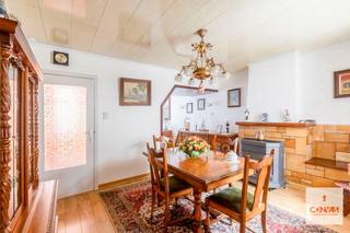 Deze <strong>volledig te renoveren woning</strong> is ideaal gelegen in de nabijheid van het UZ Gent en Gent-Sint-Pieters station. De omgeving biedt een <strong>overvloed aan voorzieningen</strong>, waaronder buurtwinkels, een nabijgelegen speeltuin, supermarkten met zondagsopening, eetgelegenheden en scholen. Bovendien ligt de woning op <strong>slechts 10 minuten fietsen van het bruisende centrum van Gent.</strong> Daarnaast zijn er diverse buslijnen en tramhaltes (zoals De Pintelaan - tramlijn 2 en UZ Gent - tramlijn 4) in de buurt. Met de auto zijn de snelwegen <strong>E40 en E17 gemakkelijk bereikbaar</strong>, evenals de R4.<br /><br />De indeling van de woning is als volgt: de inkomhal, de woonkamer met eetplaats, de keuken met ontbijthoek, een apart toilet en de badkamer. Achteraan bevindt zich een ruime berging en de <strong>zuidoost georiënteerde tuin</strong>.<br /><br />Op het eerste verdiep bevinden zich de eerste <strong>twee ruime slaapkamers</strong>. Via één van de kamers is er toegang tot het tweede verdiep met nog een <strong>derde slaapkamer</strong> en een open ruimte die kan ingericht worden als een bureau/ extra kamer.<br /><br />Wenst u zelf de mogelijkheden verder te ontdekken, neem dan contact op met Theo voor uw bezoek ter plaatse: theo@convas.be