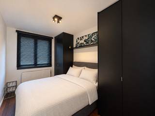 This bright and fully furnished apartment with terrace is located on the third floor of a small-scale building.
The apartment features a spacious living area with an adjoining open-plan kitchen, which is fully equipped. From the living area, you have access to the terrace offering views of the Royal Museum of Fine Arts Antwerp (KMSKA).
The apartment also features a bedroom with built-in wardrobes and an en-suite bathroom equipped with a bathtub with shower function, washbasin unit and heated towel rail. A separate toilet is provided.
The apartment is rented fully furnished, making it ideal for anyone looking for a move-in-ready home. All utilities are equipped with individual meters.
Thanks to its central location in Antwerp’s Zuid district, shops, restaurants, public transport and other amenities are all within walking distance.
The apartment is available immediately.