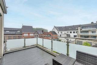 In het centrum van Alken bevindt zich dit stijlvolle penthouse met een bewoonbare oppervlakte van maar liefst 164 m² (inclusief ruime...