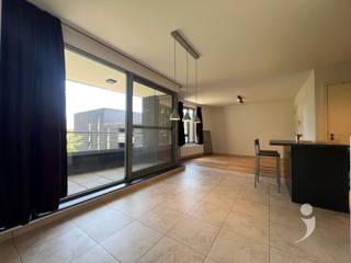 <p><span>Ontdek dit schitterend gelegen appartement op de tweede verdieping, met een uniek uitzicht op het Wildemanspark. </span></p><p><span>Dankzij de centrale ligging in Herent geniet je van alle comfort en voorzieningen op wandelafstand, evenals een uitstekende verbinding naar Leuven en Brussel.</span></p><p><span>Het appartement verwelkomt je via een inkomhal met apart toilet. De lichtrijke leefruimte sluit naadloos aan op een halfopen, volledig geïnstalleerde keuken, uitgerust met moderne inbouwtoestellen zoals een koelkast, combi-oven en vaatwasser. </span></p><p><span>Verder beschikt het appartement over een praktische technische ruimte, twee volwaardige slaapkamers en een badkamer met douche en toilet.</span></p><p><span>Een absolute troef is het ruime, zonnige terras waar je in alle rust kan genieten van het prachtige parkzicht.</span></p><p><span>Daarnaast werd er veel aandacht besteed aan energiezuinigheid en comfort, met een goede isolatie, ventilatiesysteem en een zuinige cv-ketel.</span></p><p><span>Extra voordelen:</span></p><ul><li><span>Ondergrondse staanplaats inbegrepen in de huurprijs </span></li><li><span>Toegankelijk via lift</span></li><li><span>Maandelijkse gemeenschappelijke kosten: 75 euro</span></li><li><span>Beschikbaar vanaf 05/06/2026</span></li></ul><p><span> </span></p><p><span>Interesse? Vraag u bezoek aan via onze website.</span></p>