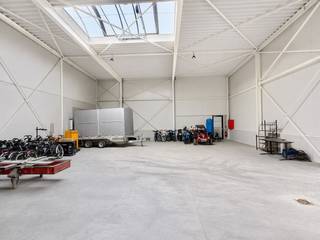 <p><span><strong>Opslagruimte van 216 m<br /></strong></span><br />Deze open opslagruimte van 216 m² biedt een ideale oplossing voor bedrijven of kleine zelfstandigen die op zoek zijn naar een toegankelijke, functionele en beveiligde locatie. De unit is bereikbaar via een brede sectionaalpoort en beschikt daarnaast over een aparte toegangsdeur.</p>
<p>Aansluitend bevindt zich een afgesloten technische ruimte, die toegankelijk is via een buitendeur. Hier is een aansluiting voor sanitair mogelijk.<br /><br />Verder is er een internetaansluiting voorzien, wat directe ingebruikname vergemakkelijkt.</p>
<p>De unit is uitgerust met een alarminstallatie en camerabewaking, wat bijdraagt aan een veilige werkomgeving. Voor de opslagruimte zijn vier parkeerplaatsen beschikbaar.</p>