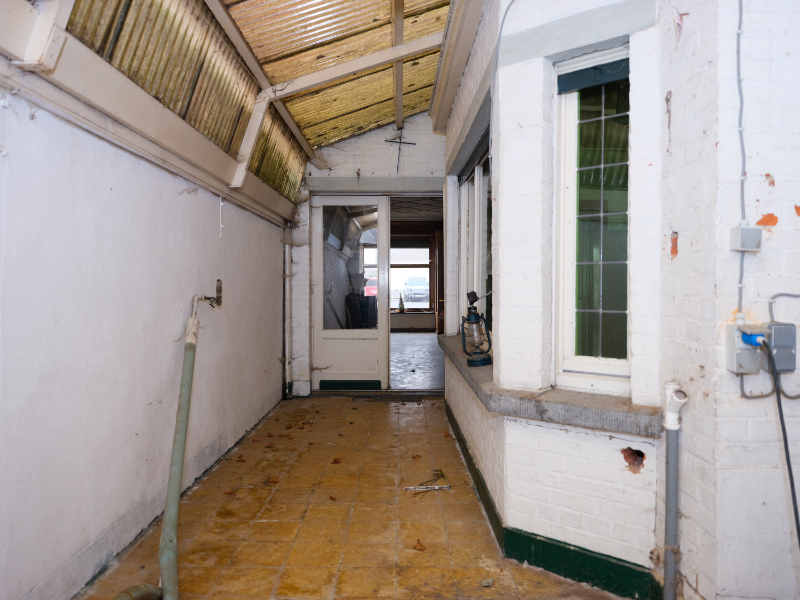 Te renoveren pand met garage en uitweg achteraan vlak bij het station van Ingelmunster - photo 3